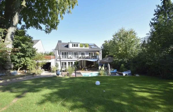 Saniertes 60er-Jahre-KfW-Haus mit Garten, Pool, Terrasse und Balkon.
