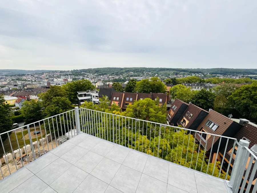 Bunker-Aussicht von Dachterrasse über grüne Wohnviertel und Stadtlandschaft.