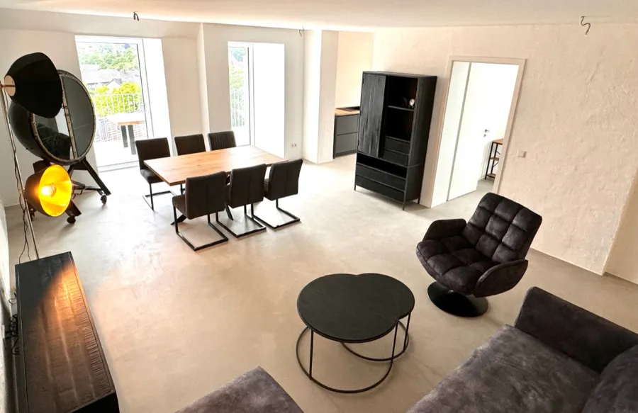 Modernes Wohnzimmer mit Essbereich, Industrial Design und bodentiefen Fenstern.