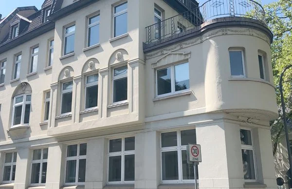 Historische Stadtvilla am Christbusch mit heller Fassade, Dachgauben und 30er-Zone.