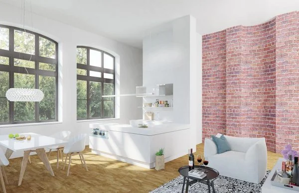 Helles modernes Wohnzimmer mit offener Küche, Essbereich, Holzboden und großen Rundbogenfenstern.