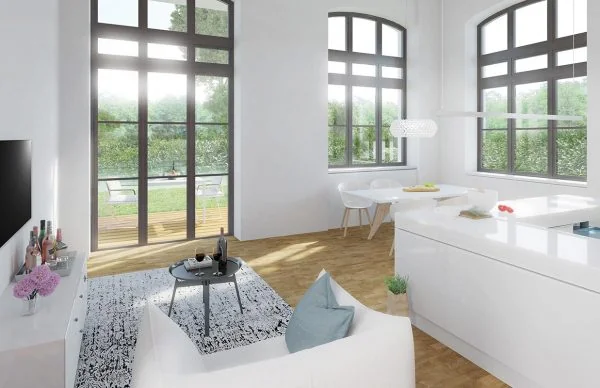 Helles Wohnzimmer mit offener Küche und großen Bogenfenstern.