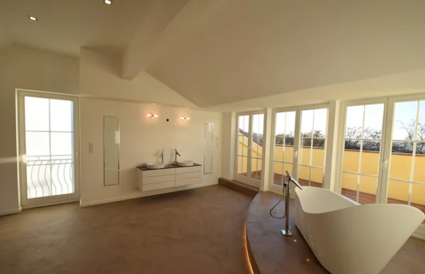 Modernes Luxusbad mit freistehender Badewanne, Glasfront und Doppelwaschtisch in Villa.