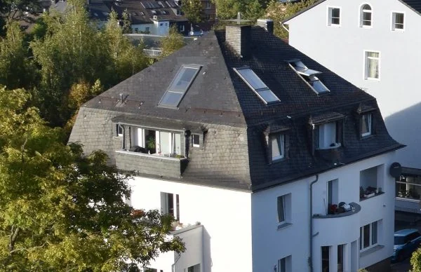 Ehemalige Bürovilla Herberts mit Mansarddach, Dachfenstern und Balkonen.