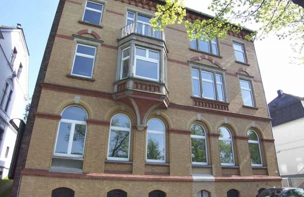 Ehemalige Verwaltungs-Villa Herberts mit historischer Backsteinfassade und Rundbogenfenstern.