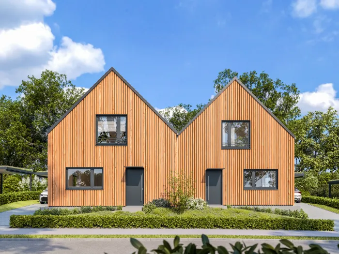 Modernes Doppelhaus mit Giebeldach, Holzfassade, großen Fenstern und grüner Vorgartenanlage.