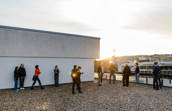 Greenhouse am Neumarkt: Menschen auf Dachterrasse bei Sonnenuntergang.