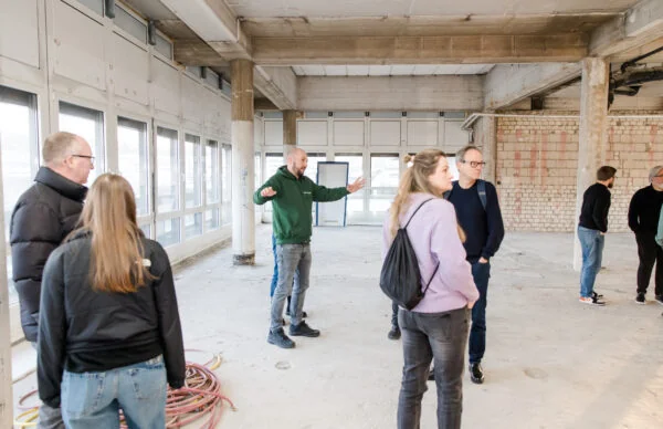 Baustellenbegehung im Greenhouse am Neumarkt, leerer Industriebau vor Sanierung.