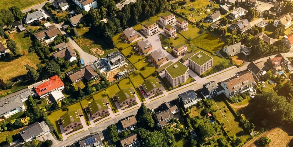 Luftaufnahme moderner Neubauhäuser und Wohnsiedlung an der Holthauser Straße.