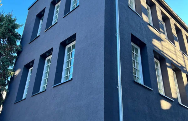Moderne Lofts in Ronsdorf mit dunkler Fassade und weißen Fenstern.
