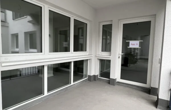 Nutzungsänderung Geschäftshaus Luisenstraße 25: moderner Eingangsbereich mit Glastür und Fenstern.