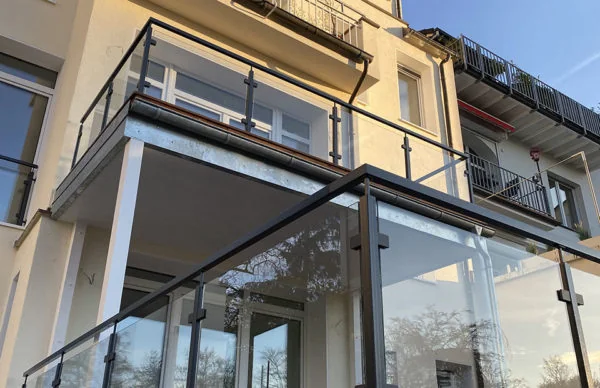 Modernisierte Wohnhausfassade mit Glasbalkonen und Metallgeländern in Wuppertal-Lichtenplatz.