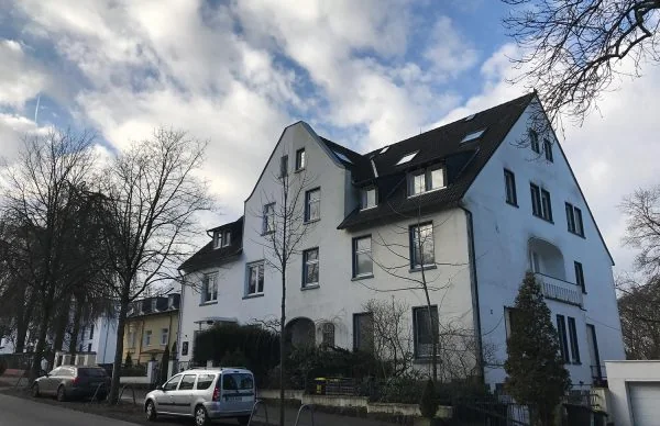 Mehrfamilienhaus Obere Lichtenplatzer Straße 238 in Wuppertal mit Vorgarten und parkenden Autos.