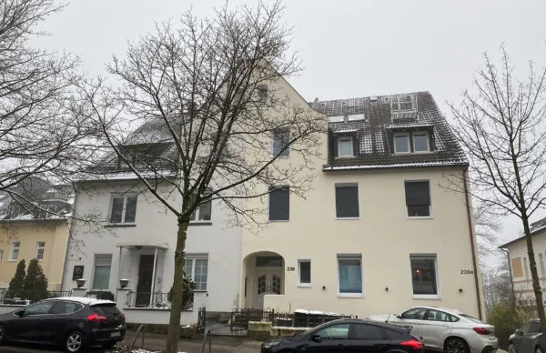 Wohnhaus an der Oberen Lichtenplatzer Straße mit Winterfassade und parkenden Autos.