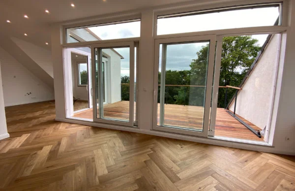 Helle moderne Wohnung mit Parkett, Glasfront und Balkon in Wuppertal.