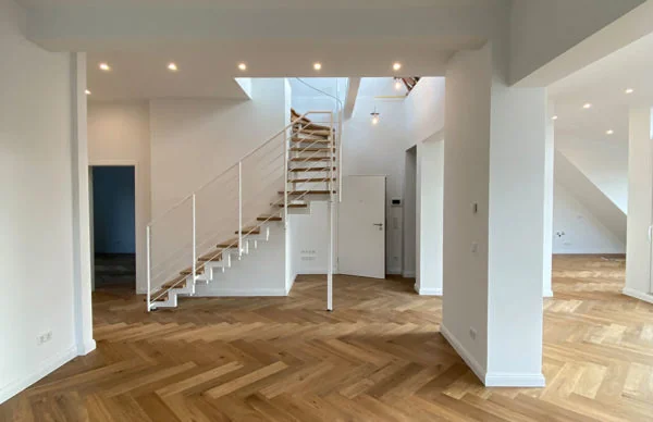 Helle sanierte Wohnung mit Design-Treppe, Fischgrätparkett und Galerie in Wuppertal.