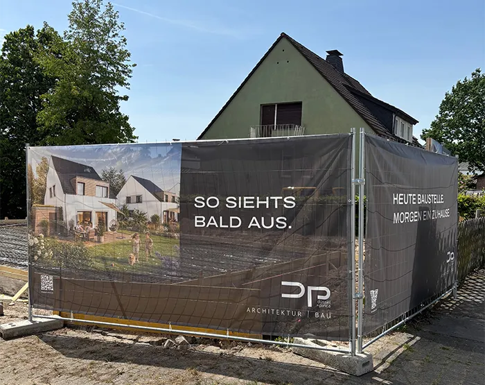 Bauzaun mit Neubau-Visualisierung für Wohnhäuser in der Zillertaler Straße.