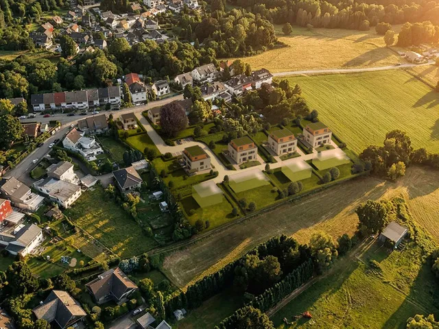 Luftaufnahme der Zillertaler Straße mit modernen Häusern, Gärten und Feldern.
